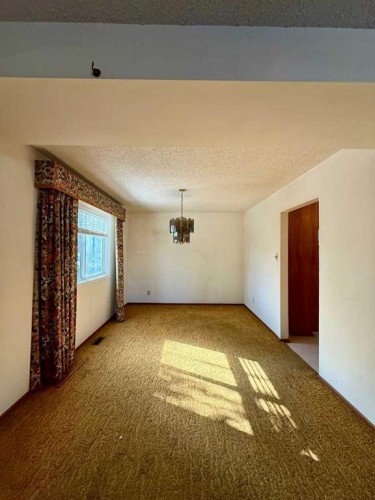 11027 Bradbury Drive Sw, Calgary, AB - Indoor Photo Showing Other Room