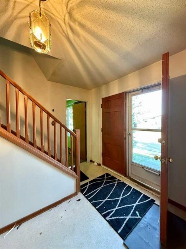 11027 Bradbury Drive Sw, Calgary, AB - Indoor Photo Showing Other Room