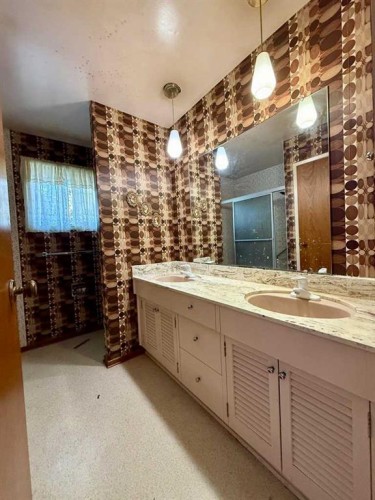 11027 Bradbury Drive Sw, Calgary, AB - Indoor Photo Showing Bathroom