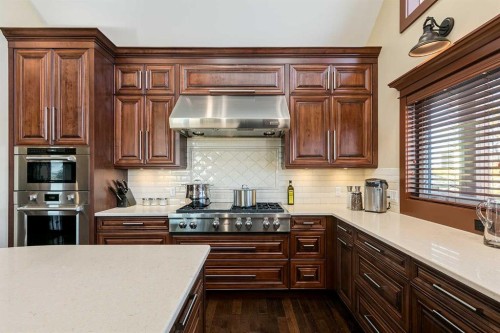 1661 St Andrews Place Nw, Calgary, AB - Indoor Photo Showing Kitchen With Upgraded Kitchen