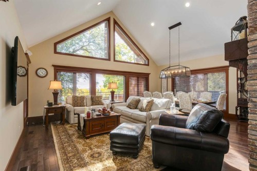1661 St Andrews Place Nw, Calgary, AB - Indoor Photo Showing Living Room
