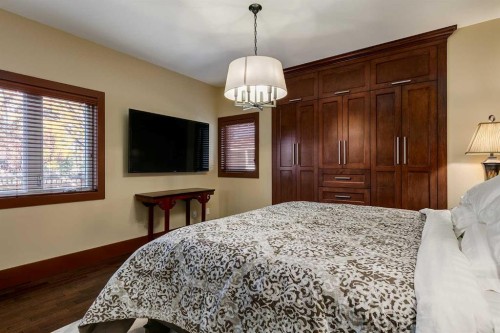 1661 St Andrews Place Nw, Calgary, AB - Indoor Photo Showing Bedroom