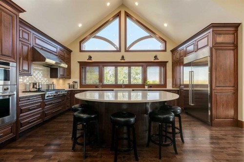 1661 St Andrews Place Nw, Calgary, AB - Indoor Photo Showing Kitchen With Upgraded Kitchen