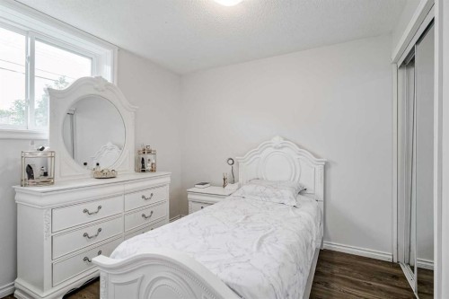 4108 Marlborough Drive Ne, Calgary, AB - Indoor Photo Showing Bedroom