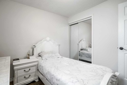4108 Marlborough Drive Ne, Calgary, AB - Indoor Photo Showing Bedroom