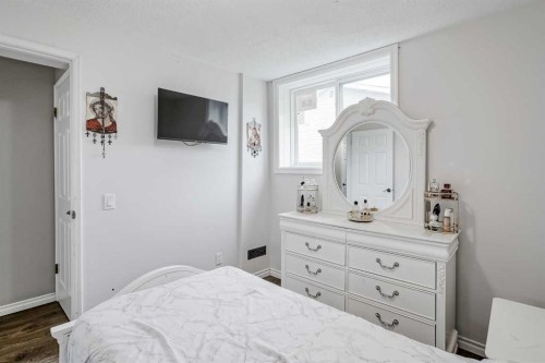 4108 Marlborough Drive Ne, Calgary, AB - Indoor Photo Showing Bedroom