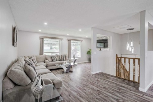 4108 Marlborough Drive Ne, Calgary, AB - Indoor Photo Showing Living Room