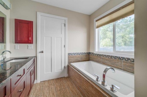 7418 36 Avenue Nw, Calgary, AB - Indoor Photo Showing Bathroom