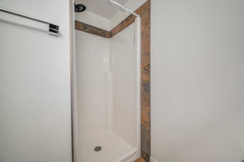 7418 36 Avenue Nw, Calgary, AB - Indoor Photo Showing Bathroom