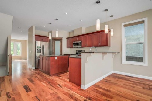 7418 36 Avenue Nw, Calgary, AB - Indoor Photo Showing Kitchen With Upgraded Kitchen