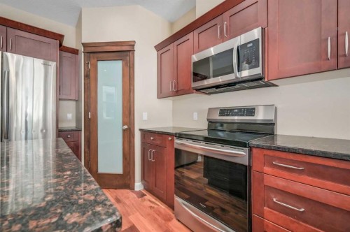 7418 36 Avenue Nw, Calgary, AB - Indoor Photo Showing Kitchen