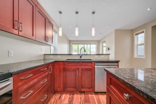 7418 36 Avenue Nw, Calgary, AB - Indoor Photo Showing Kitchen