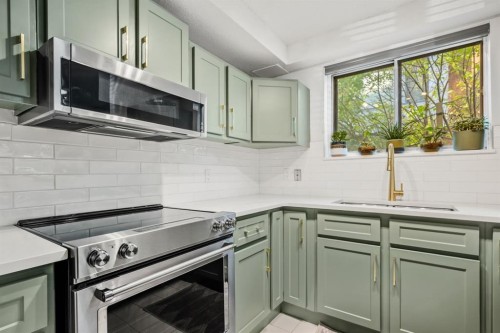7-821 3 Avenue Sw, Calgary, AB - Indoor Photo Showing Kitchen With Stainless Steel Kitchen With Upgraded Kitchen