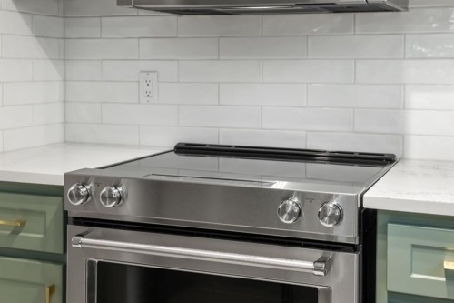 7-821 3 Avenue Sw, Calgary, AB - Indoor Photo Showing Kitchen With Upgraded Kitchen