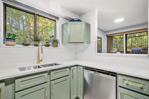 7-821 3 Avenue Sw, Calgary, AB - Indoor Photo Showing Kitchen With Double Sink With Upgraded Kitchen