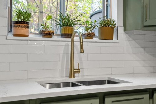 7-821 3 Avenue Sw, Calgary, AB - Indoor Photo Showing Kitchen With Double Sink