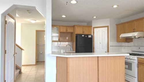 244 Los Alamos Place Ne, Calgary, AB - Indoor Photo Showing Kitchen