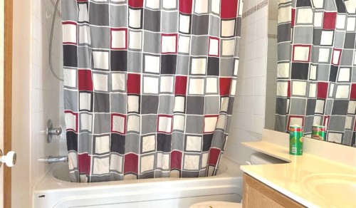 244 Los Alamos Place Ne, Calgary, AB - Indoor Photo Showing Bathroom