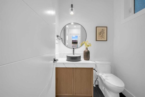 2020 22 Avenue Nw, Calgary, AB - Indoor Photo Showing Bathroom