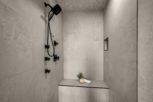 2020 22 Avenue Nw, Calgary, AB - Indoor Photo Showing Bathroom