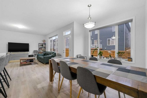 281 Yorkville Road Sw, Calgary, AB - Indoor Photo Showing Dining Room