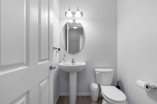 281 Yorkville Road Sw, Calgary, AB - Indoor Photo Showing Bathroom
