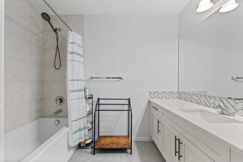 281 Yorkville Road Sw, Calgary, AB - Indoor Photo Showing Bathroom