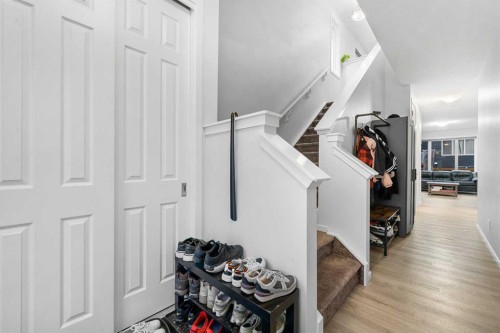 281 Yorkville Road Sw, Calgary, AB - Indoor Photo Showing Other Room