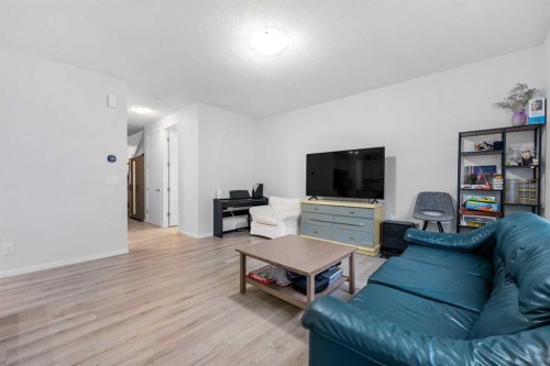 281 Yorkville Road Sw, Calgary, AB - Indoor Photo Showing Living Room