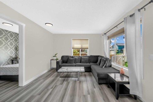4 Saddlecreek Terrace Ne, Calgary, AB - Indoor Photo Showing Living Room