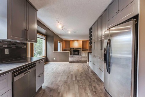 135 Canterbury Court Sw, Calgary, AB - Indoor Photo Showing Kitchen