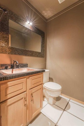 135 Canterbury Court Sw, Calgary, AB - Indoor Photo Showing Bathroom