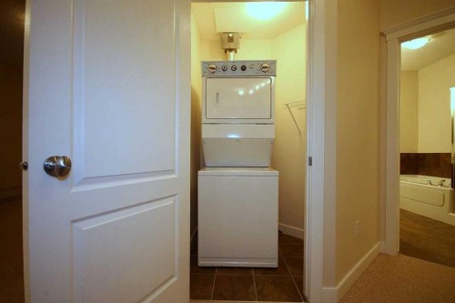 518-30 Discovery Ridge Close Sw, Calgary, AB - Indoor Photo Showing Laundry Room