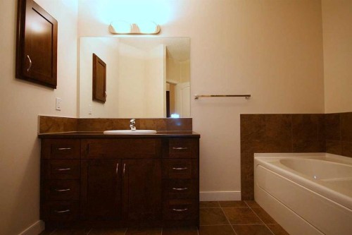 518-30 Discovery Ridge Close Sw, Calgary, AB - Indoor Photo Showing Bathroom