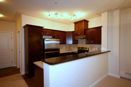 518-30 Discovery Ridge Close Sw, Calgary, AB - Indoor Photo Showing Kitchen