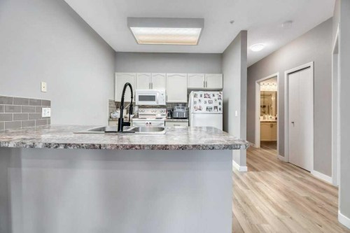102-3 Parklane Way, Strathmore, AB - Indoor Photo Showing Kitchen With Upgraded Kitchen