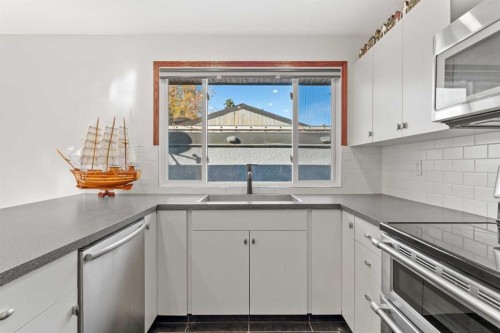 436 Attica Drive Se, Calgary, AB - Indoor Photo Showing Kitchen