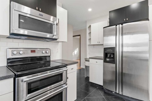 436 Attica Drive Se, Calgary, AB - Indoor Photo Showing Kitchen
