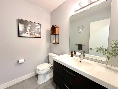 139 Wildwood Drive Sw, Calgary, AB - Indoor Photo Showing Bathroom