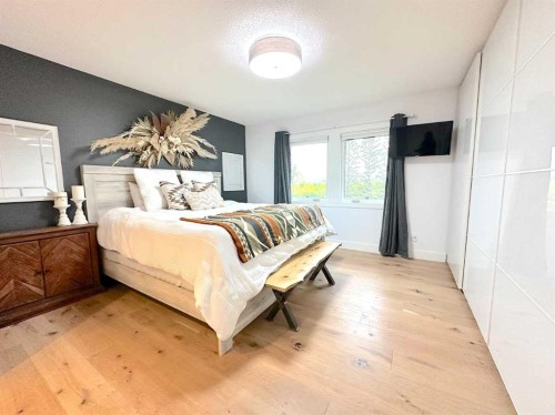 139 Wildwood Drive Sw, Calgary, AB - Indoor Photo Showing Bedroom