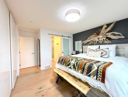 139 Wildwood Drive Sw, Calgary, AB - Indoor Photo Showing Bedroom