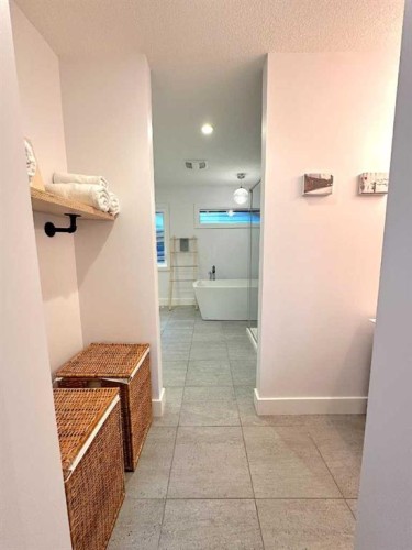 139 Wildwood Drive Sw, Calgary, AB - Indoor