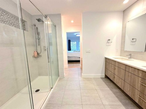 139 Wildwood Drive Sw, Calgary, AB - Indoor Photo Showing Bathroom