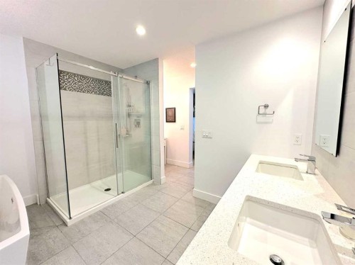 139 Wildwood Drive Sw, Calgary, AB - Indoor Photo Showing Bathroom