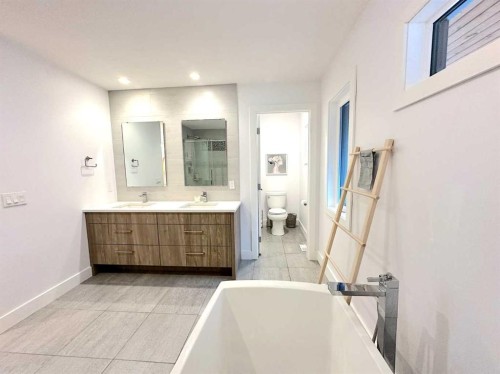 139 Wildwood Drive Sw, Calgary, AB - Indoor Photo Showing Bathroom