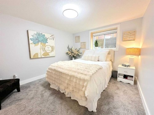 139 Wildwood Drive Sw, Calgary, AB - Indoor Photo Showing Bedroom