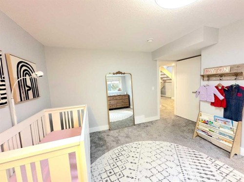 139 Wildwood Drive Sw, Calgary, AB - Indoor Photo Showing Bedroom