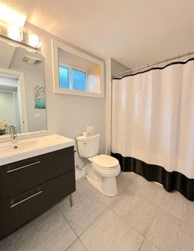 139 Wildwood Drive Sw, Calgary, AB - Indoor Photo Showing Bathroom