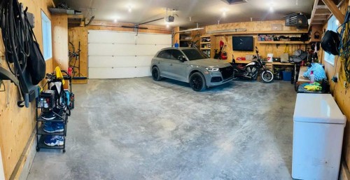 139 Wildwood Drive Sw, Calgary, AB - Indoor Photo Showing Garage