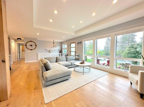 139 Wildwood Drive Sw, Calgary, AB - Indoor Photo Showing Living Room